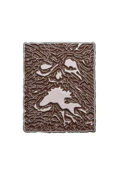 Braune metallische necronomicon 2 pin mit kunstvoll strukturierter gothic gesichtgestaltung und unregelmäßigem rahmen