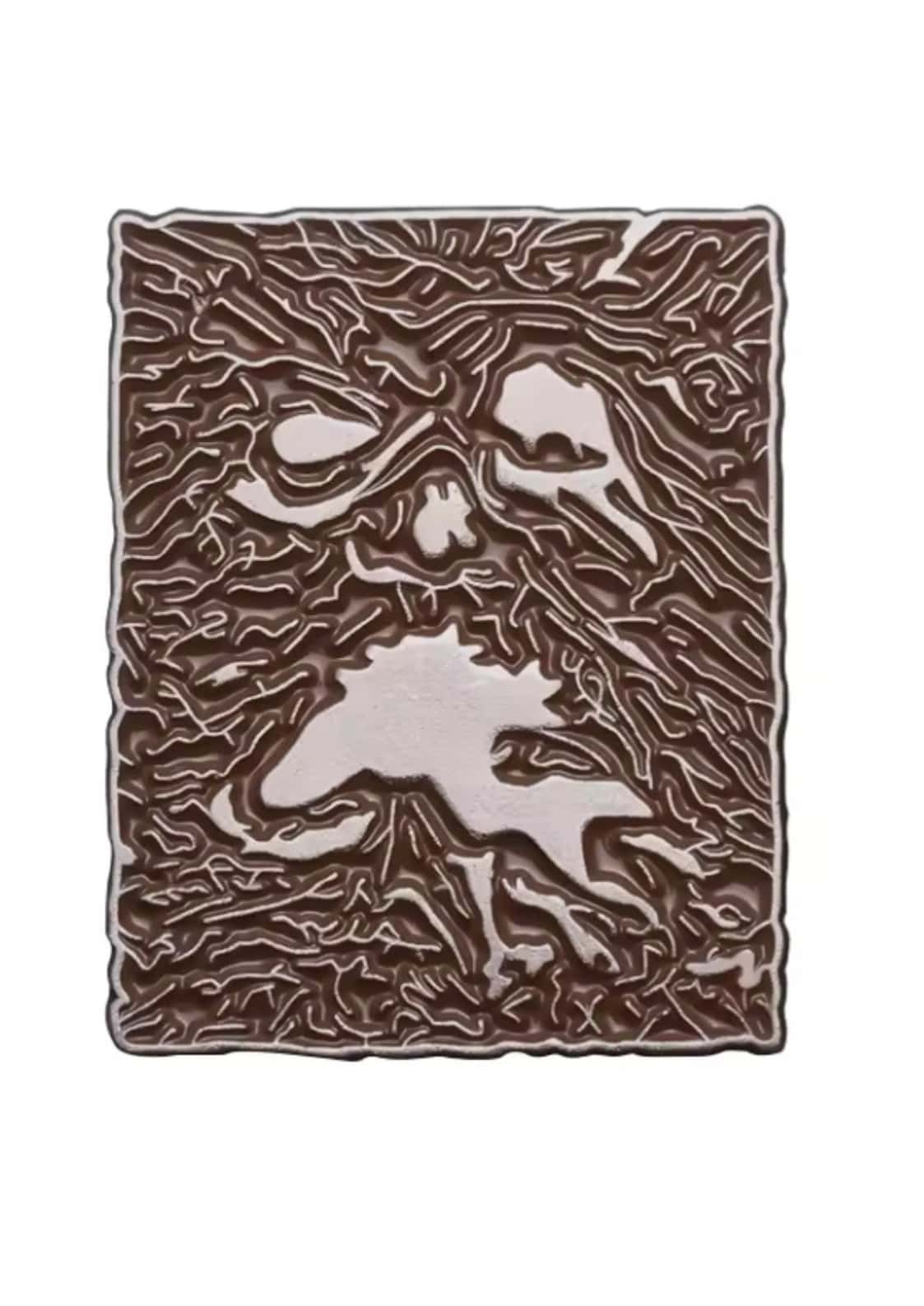 Braune metallische necronomicon gothic pin mit stilisiertem, strukturiertem gesicht und weißen erhabenen details