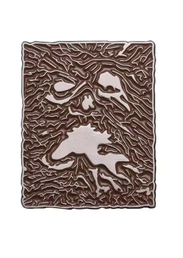 Braune metallische necronomicon gothic pin mit stilisiertem, strukturiertem gesicht und weißen erhabenen details