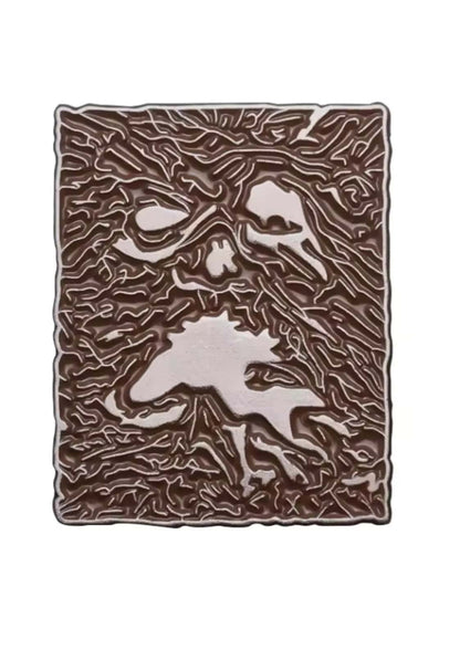 Braune metallische necronomicon gothic pin mit stilisiertem, strukturiertem gesicht und weißen erhabenen details
