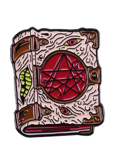 Detaillierter necronomicon book enamel pin mit rotem pentagramm, braunem leder und grünen blättern im gothic horror style