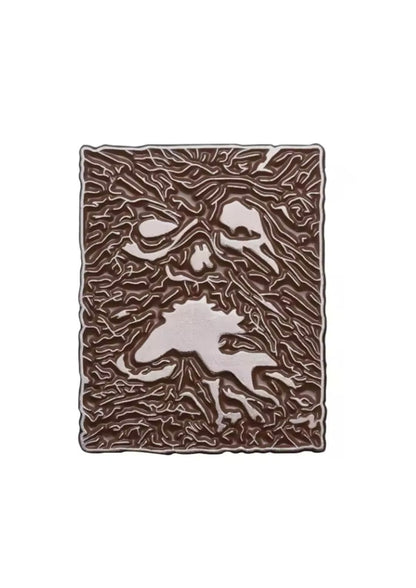 Brauner metallischer Necronomicon-Pin mit gotischem Gesichtsdesign