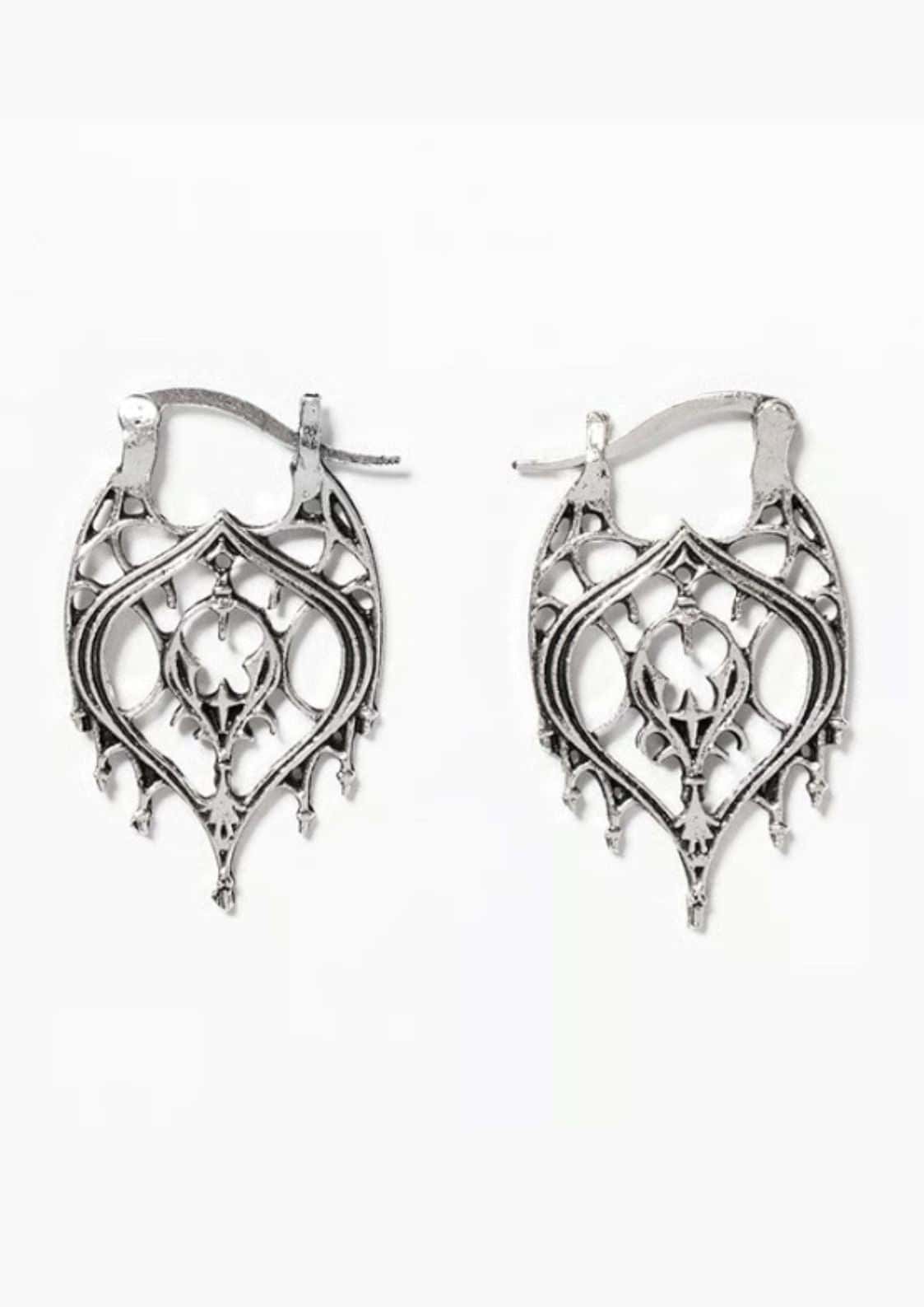 Silberne, aufwendig verzierte Reifohrringe mit floralen und geometrischen Mustern.