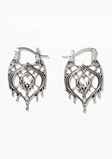 Silberne, aufwendig verzierte Reifohrringe mit floralen und geometrischen Mustern.