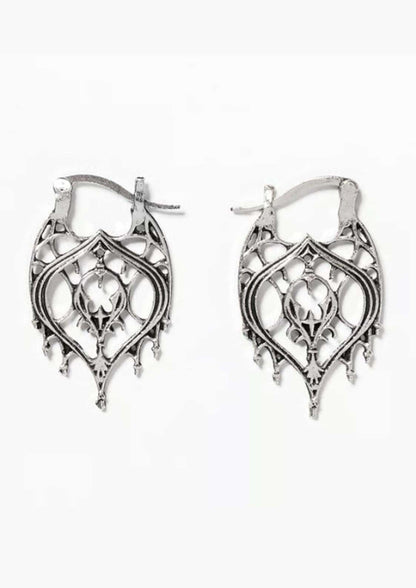 Silberne, aufwendig verzierte Reifohrringe mit floralen und geometrischen Mustern.