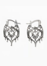 Silberne, aufwendig verzierte Reifohrringe mit floralen und geometrischen Mustern.