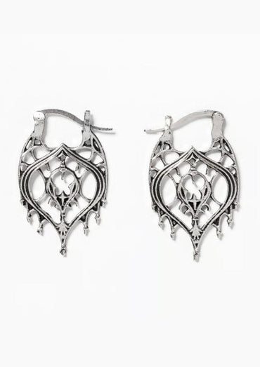 Silberne, aufwendig verzierte Reifohrringe mit floralen und geometrischen Mustern.