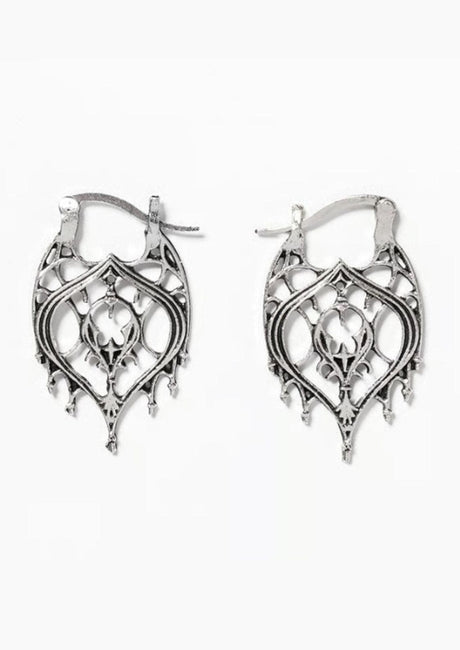 Silberne, aufwendig verzierte Reifohrringe mit floralen und geometrischen Mustern.