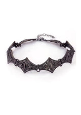 Schwarze Fledermaus-Choker-Kette mit aufwendiger Verarbeitung und einer zarten Kette.