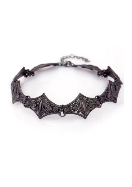 Schwarze Fledermaus-Choker-Kette mit aufwendiger Verarbeitung und einer zarten Kette.