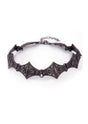 Schwarze Fledermaus-Choker-Kette mit aufwendiger Verarbeitung und einer zarten Kette.