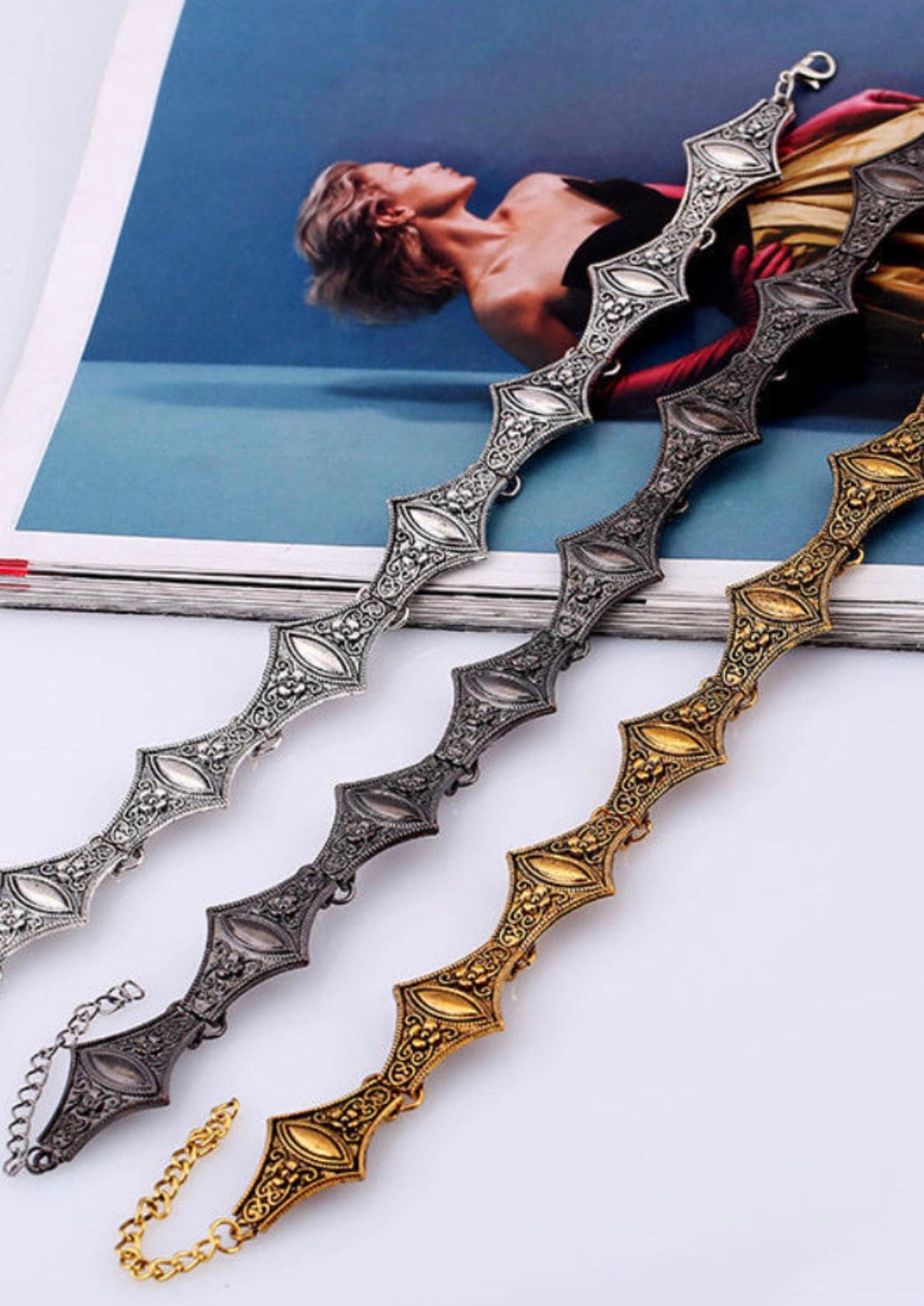 Silberne und goldene verzierte Gürtelketten mit aufwendigen Designs.