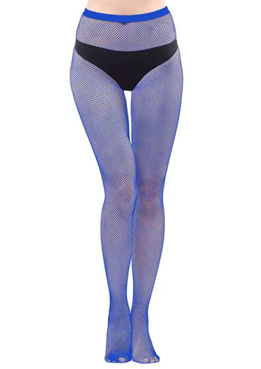 Blaue gothic netzstrumpfhose in figurbetonter passform mit sicherem halt durch schwarzen bund und blaue absetzung
