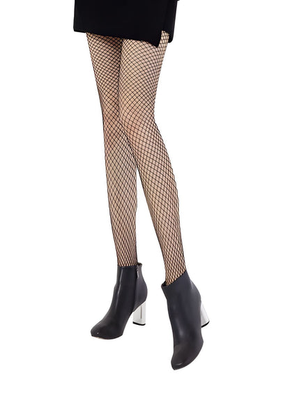 Netzstrümpfe mit schwarz-weißem Muster, aus Nylon-Material gefertigt.