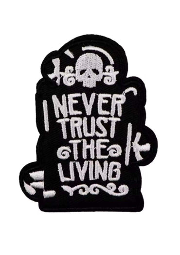 Schwarz besticktes patch mit schädel und der phrase niemals vertrauen den lebenden auf stoff