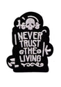 Schwarzer gestickter Aufnäher mit einem Totenkopf und der Aufschrift ’I NEVER TRUST THE LIVING’.