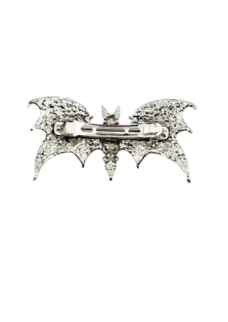 Silberne, fledermausförmige Brosche mit aufwendigen Details und einem zentralen Nadelmechanismus.