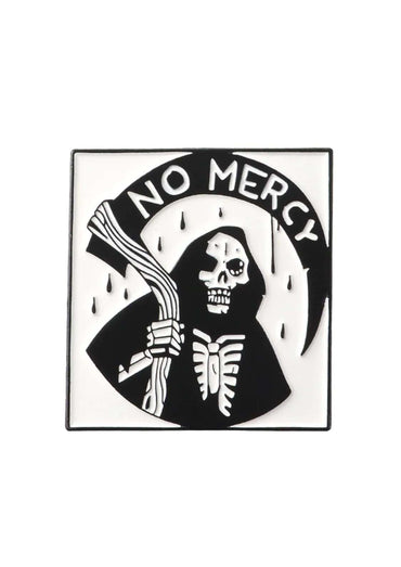 Schwarzweißer gothic grim reaper pin mit bat pentagram motiv aus metall für horror fans no mercy pin