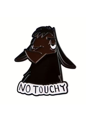 Schwarze Lama-Emaille-Anstecknadel ’No Touchy’.