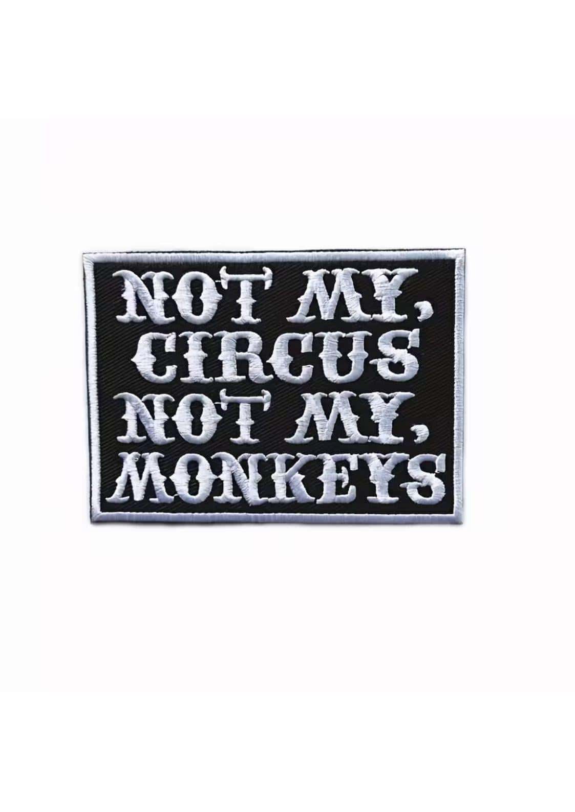 Schwarzer bestickter patch mit weißem text not my circus not my monkeys in fetter schrift für gothic kleidung