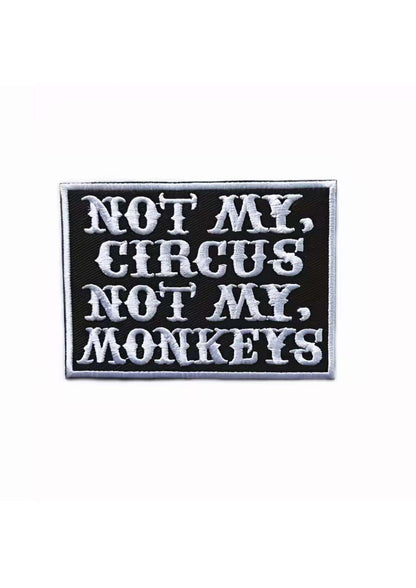 Schwarzer bestickter patch mit weißem text not my circus not my monkeys in fetter schrift für gothic kleidung