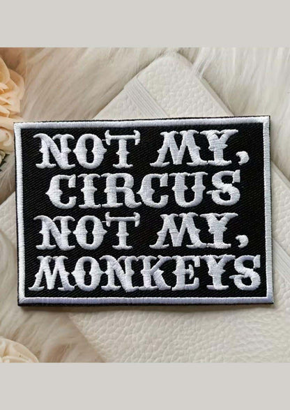 Schwarzweiß gestickter not my circus not my monkeys patch mit gotischem horror-design für dark fashion outfits