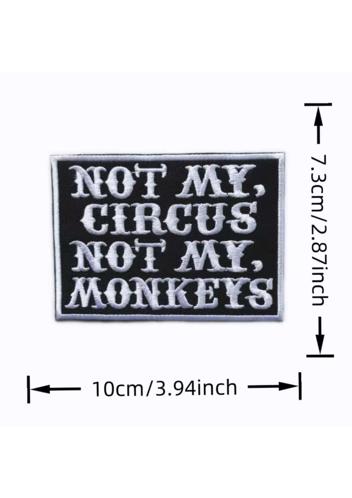 Schwarzer rechteckiger patch mit gesticktem weißen text not my circus not my monkeys und nahtideal für gothic dark fashion