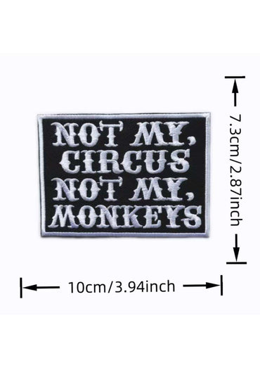 Schwarzer rechteckiger patch mit gesticktem weißen text not my circus not my monkeys und nahtideal für gothic dark fashion