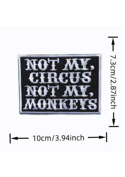 Schwarzer rechteckiger patch mit gesticktem weißen text not my circus not my monkeys und nahtideal für gothic dark fashion