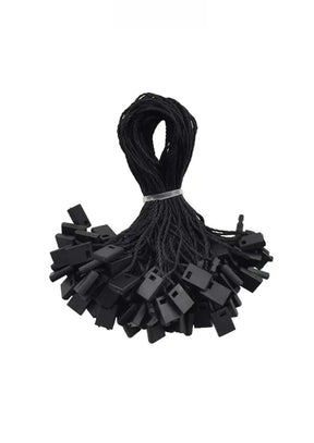 Schwarze Kunststoff-Reißverschlussbinder in rechteckiger Form mit kleinen Einkerbungen an den Enden, ordentlich gebündelt.