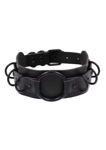 Auffälliger gothic choker aus schwarzem leder mit o-ring und d-ringen geeignet für gothic schmuck und alternative outfits
