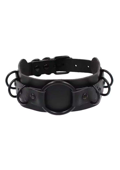 Auffälliger gothic choker aus schwarzem leder mit o-ring und d-ringen geeignet für gothic schmuck und alternative outfits