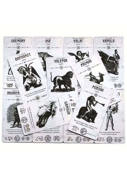Ein set weiße rechteckige occult tarotkarten mit schwarzen tinteillustrationen lizenzierte bekleidung ltd
