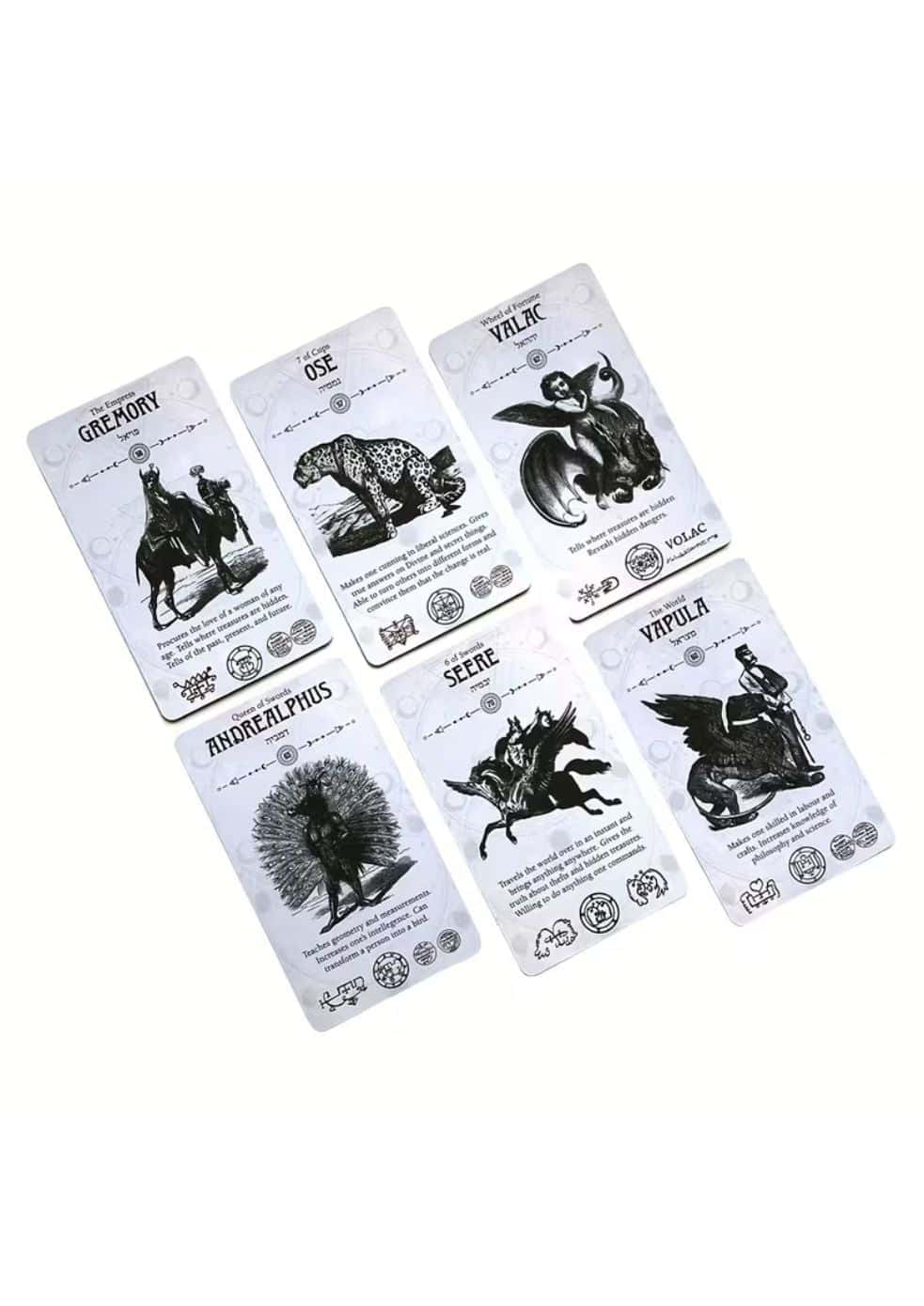 Set von sieben weißen occult tarot karten mit schwarz-weißen illustration und gothischer schrift für lizenzierte bekleidung ltd