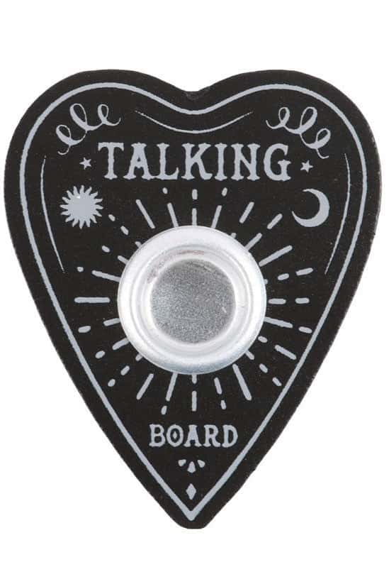 Schwarzes herzförmiges ouija board mit weißer verzierung und silbernem metallzentrum als kerzenständer
