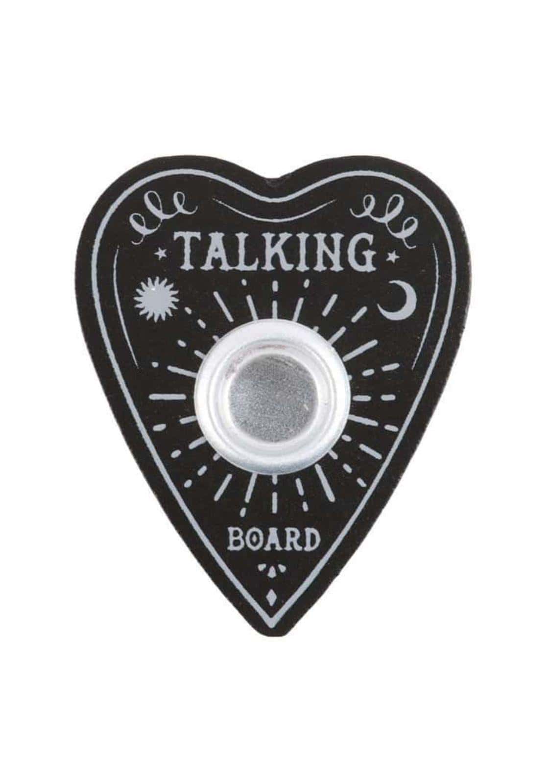 Schwarzes herzförmiges ouija bord kerze mit silbernem metallzentrum und weißer gotischer dekoration als kerzenständer