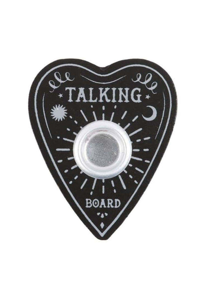 Schwarzes herzförmiges ouija bord kerze mit silbernem metallzentrum und weißer gotischer dekoration als kerzenständer