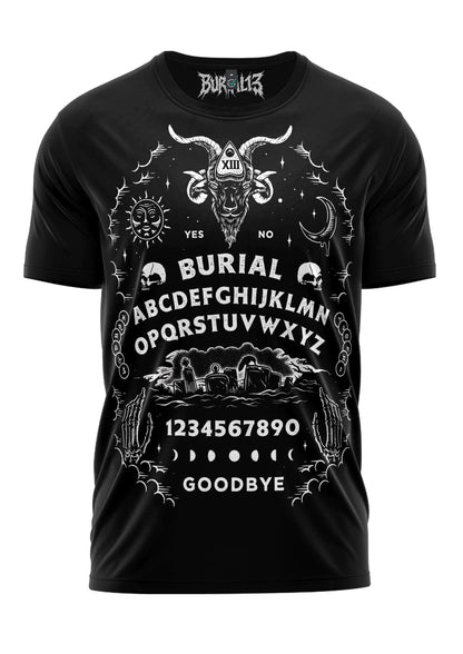 Schwarzes kurzärmliges T-Shirt mit einem weißen Grafikmotiv eines gotischen Ouija-Bretts, auf dem das Wort ‚burial‘ prominent dargestellt ist.