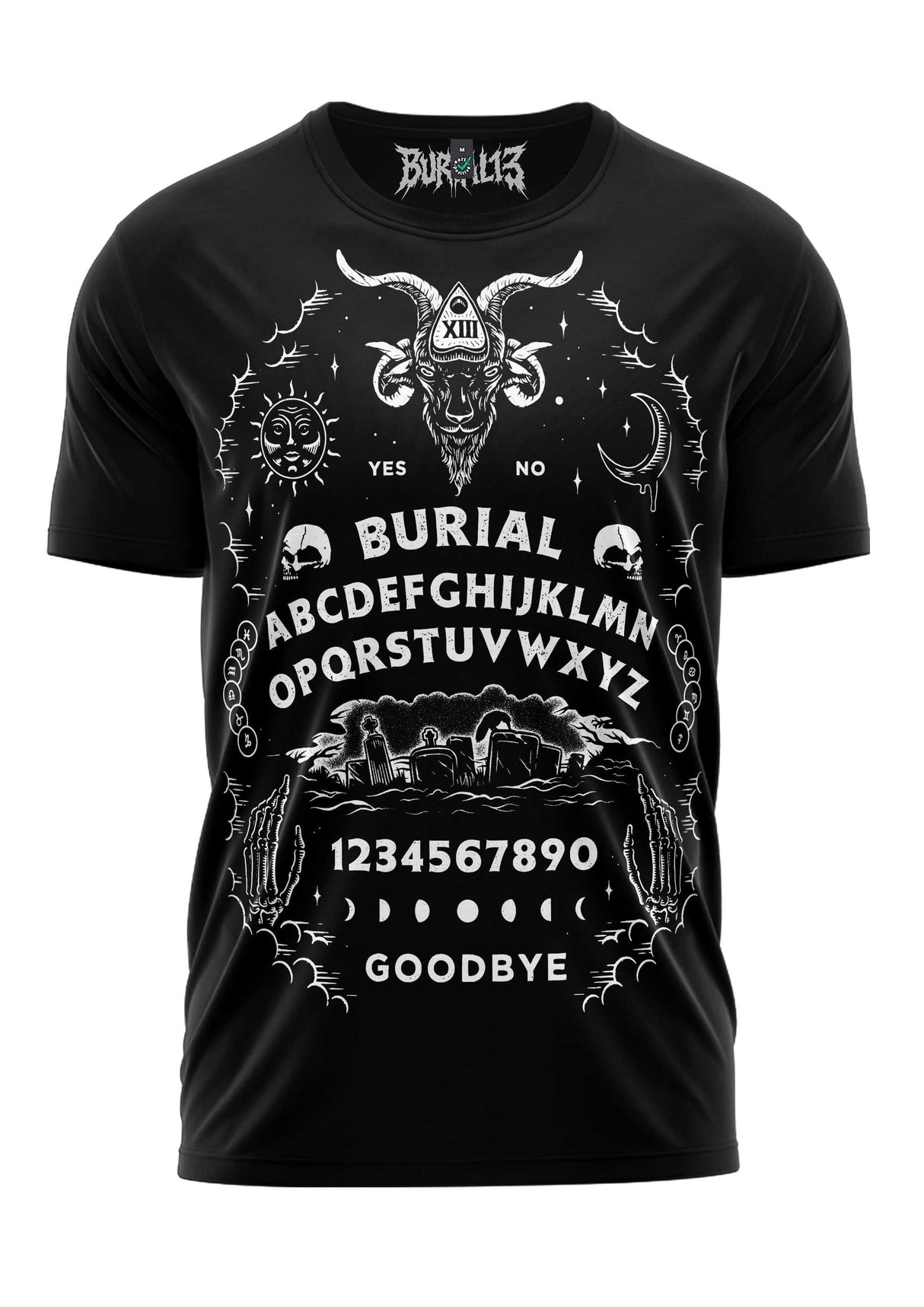 Schwarzes kurzärmliges T-Shirt mit einem weißen Grafikmotiv eines gotischen Ouija-Bretts, auf dem das Wort ‚burial‘ prominent dargestellt ist.
