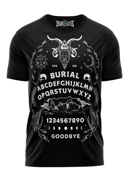 Schwarzes kurzärmliges T-Shirt mit einem weißen Grafikmotiv eines gotischen Ouija-Bretts, auf dem das Wort ‚burial‘ prominent dargestellt ist.