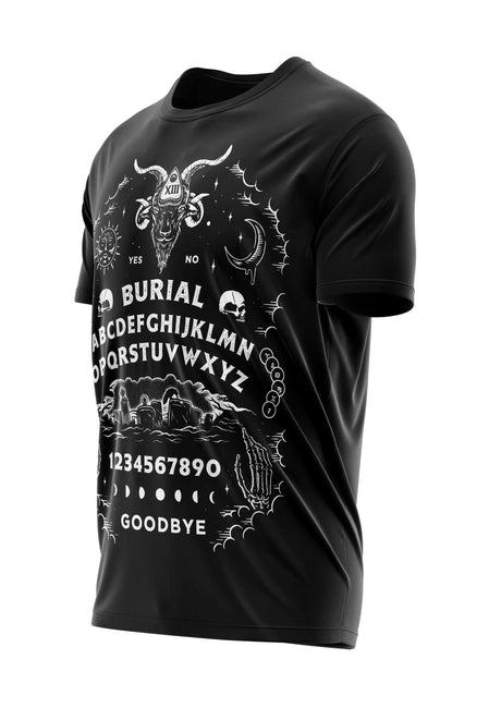 Schwarzes Baumwoll-T-Shirt mit einem detaillierten weißen Grafikmotiv eines Ouija-Boards mit einem planchette mit Ziegenkopf, Totenköpfen und okkulten Symbolen.
