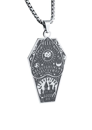 Silberne ouija coffin halskette in sargform mit gravierten buchstaben zahlen und symbolen auf metallischer oberfläche