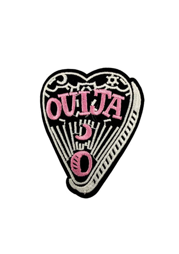 Ein schwarzer ouija mond patch in herzform mit pinker stickerei und weißem ouija bord design auffälliger patch