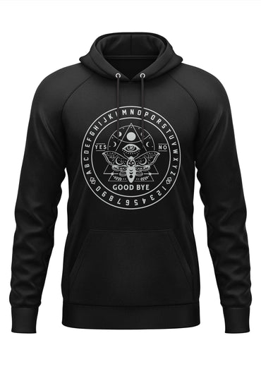 Schwarzer hoodie mit weißem gothic ouija kreisdesign mit auge, motte und alphabetbuchstaben für horror fans