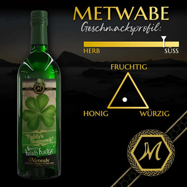 Grüne glasflasche herrlich grün glitzernder magic mead mit süßem irish fudge und shamrock magic mead etikett