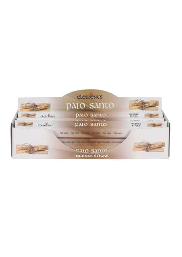 Beige und weiße kartonanzeige mit mehreren paketen elements palo santo räucherstäbchen, einzeln mit schnur umwickelt