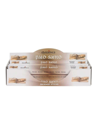 Beige und weiße kartonanzeige mit mehreren paketen elements palo santo räucherstäbchen, einzeln mit schnur umwickelt