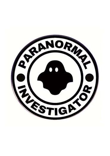 Schwarze und weiße gothic anstecknadel mit geistersilhouette und paranormal investigator text in kategorie pin-verschlüsse