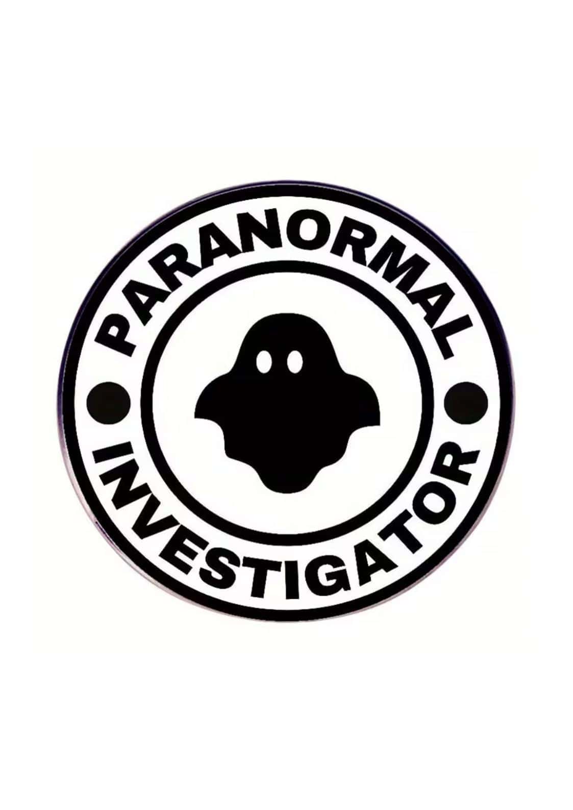 Schwarzer Pin mit Geister-Silhouette und Paranormal Investigator in Gothic-Horror-Stil