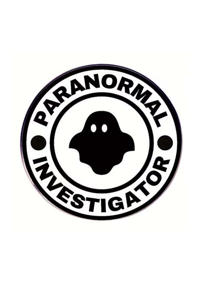 Schwarzer Pin mit Geister-Silhouette und Paranormal Investigator in Gothic-Horror-Stil